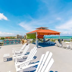 Ideally located apartment w WiFi, partial AC & shared rooftop - steps to the sea