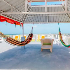Apartment steps from the beach w amazing rooftop view - walk to town
