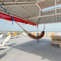 Charming apartment w amazing rooftop view, WiFi & partial AC - walk everywhere