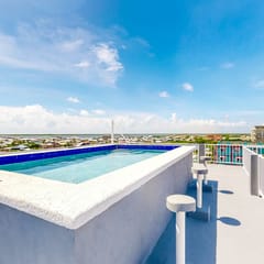 Inviting apartment w WiFi & partial AC - steps from the ocean, walk everywhere