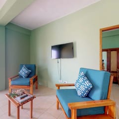 Well-located apartment with rooftop views, free WiFi, partial AC & full kitchen
