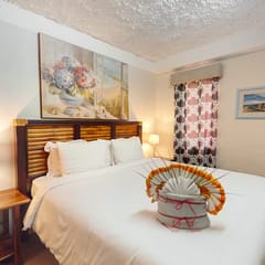 Perfectly located apartment w WiFi, AC, shared garden & pool - steps to seashore