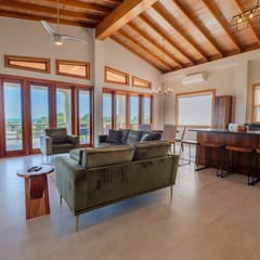 Spacious beachfront retreat with a soaking tub - pool, canoes, dock, & grill