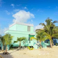 Escape to Paradise - Beautiful Lakeside Villa with pool access and WiFi