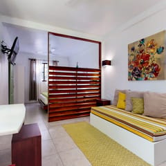 Tropical studio w patio, WiFi, AC - steps to the sea, water taxis & restaurants