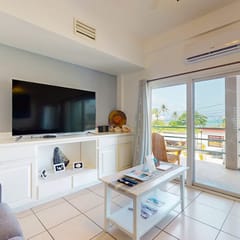 Lagoon-front suite w shared pool, ocean view, WiFi & central AC - near beaches