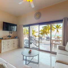 Beachfront condo with pool, amazing ocean view, & WD - near restaurants