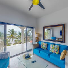 Oceanfront apartment on the beach with great ocean views, pool, WiFi & AC