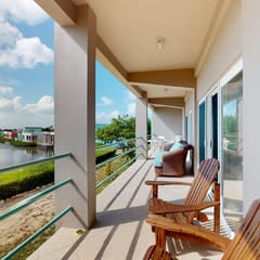 Renovated, oceanfront condo with balcony, AC & outdoor pool - snowbird-friendly