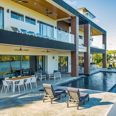 Luxurious villa with infinity pool, rooftop deck, kayaks & lagoon views