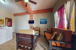 Ideally located apartment w WiFi, partial AC & shared rooftop - steps to the sea - Image 5