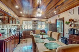 Family-friendly suite with beach access, Netflix, balcony & pool - Image 4