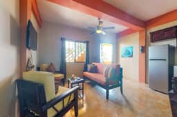 Family-friendly condo with WiFi & partial AC, located just steps from the ocean - Image 3