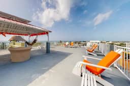 Family-friendly condo with WiFi & partial AC, located just steps from the ocean - Image 4