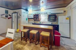 Air-conditioned suite with WiFi and a shared pool & terrace - walk to the beach - Image 5