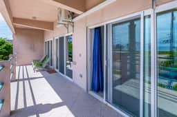 Beautiful condo w WiFi, central AC, shared pool & central location - Image 4