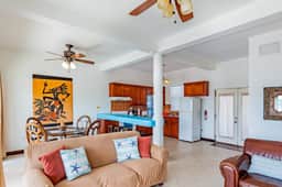 Beautiful condo w WiFi, central AC, shared pool & central location - Image 5