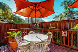 Perfectly located apartment w WiFi, AC, shared garden & pool - steps to seashore - Image 4