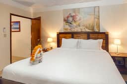 Perfectly located apartment w WiFi, AC, shared garden & pool - steps to seashore - Image 5
