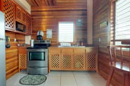 Lofty Space with a Private Veranda and Free WiFi - Walk 10 Minutes into Town - Image 5