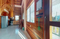 Lofty Space with a Private Veranda and Free WiFi - Walk 10 Minutes into Town - Image 4