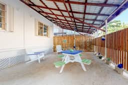Tropical studio with partial AC & WiFi - 5 minutes to water taxis and the beach - Image 2