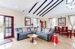 Serene villa with a large deck, gorgeous view, full kitchen, & washer dryer - Image 3