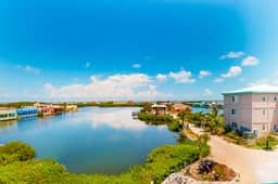 Well-Located Beachfront Apartment with Ocean View, Pool, Central AC, & WiFi - Image 2