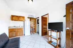 Affordable Suite with WiFi, Partial AC, Shared Rooftop Deck, Pool, and Grill - Image 4