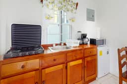 Snug ground-floor haven with comfortable amenities and kitchenette - Image 5