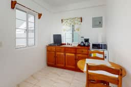 Snug ground-floor haven with comfortable amenities and kitchenette - Image 4