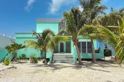 Escape to Paradise - Beautiful Lakeside Villa with pool access and WiFi - Image 2