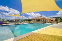 Lake-view condo with reef-view balcony, washer & dryer, pool & central AC - Image 3