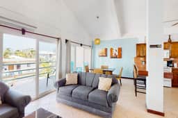 Lake-view condo with reef-view balcony, washer & dryer, pool & central AC - Image 5