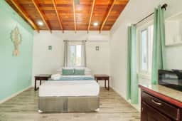 Island studio centrally located with balcony, hammock, & grill - Image 5