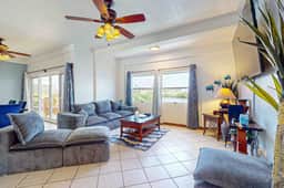 Waterfront villa with outdoor pool, washer dryer, & central AC - Image 4