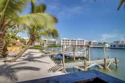 Sea-view, dog-friendly condo with pool & central AC- between the beach & lagoon - Image 5