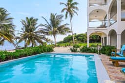 Ground-floor ocean-view condo with dock, pool, full kitchen, & AC - Image 2