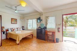 Cheerful, hotel-style studio w WiFi, picnic table, partial AC & bikes to use - Image 4