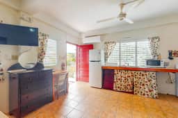 Cheerful, hotel-style studio w WiFi, picnic table, partial AC & bikes to use - Image 2