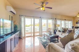 Beautiful lake-view villa with balcony, pool, & partial AC - near dining & shops - Image 5