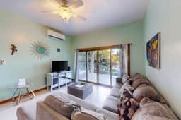Relaxing condo with shared pool, ocean views, partial AC & WiFi - Image 5