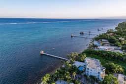 Relaxing condo with shared pool, ocean views, partial AC & WiFi - Image 4