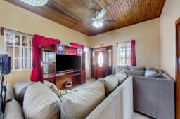 Charming island apartment with patio, full kitchen & fast WiFi near the beach - Image 2