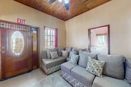 Charming island apartment with patio, full kitchen & fast WiFi near the beach - Image 5