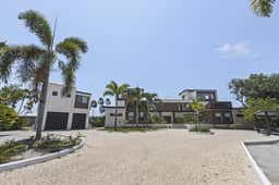 Charming lagoon front apartment with kayaks, SUPs, & nearby beach - Image 4