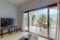 Oceanfront condo with amazing water views, partial AC, WiFi & pool - Image 4