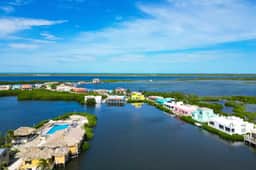 Comfortable condo with lagoon-view balcony, WiFi, AC & pool access - Image 5