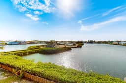 Comfortable condo with lagoon-view balcony, WiFi, AC & pool access - Image 4
