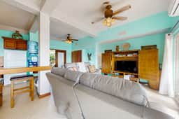 Charming lakefront apartment with stunning views of the lake - Image 5